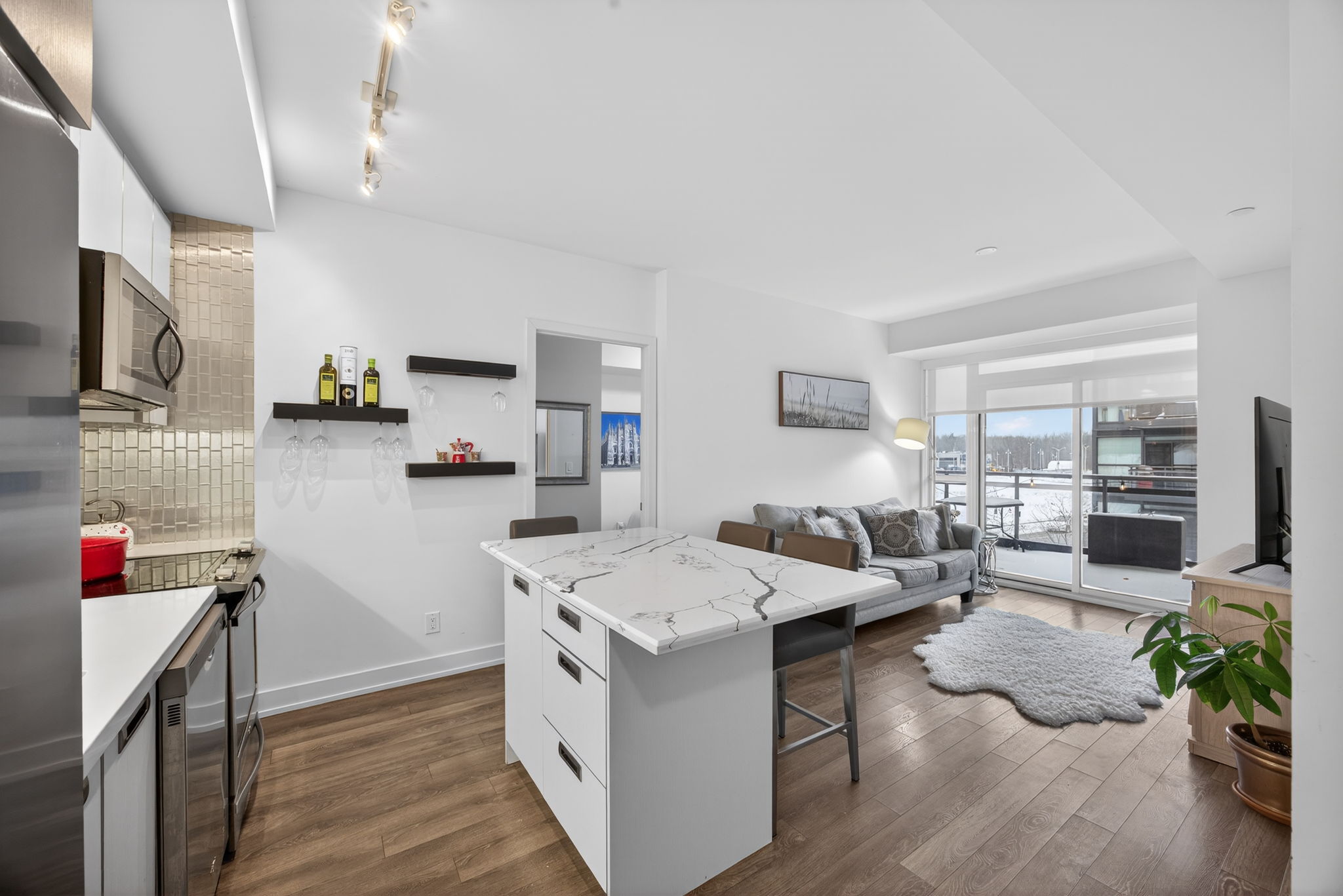 C315-301 Sea Ray Avenue_108