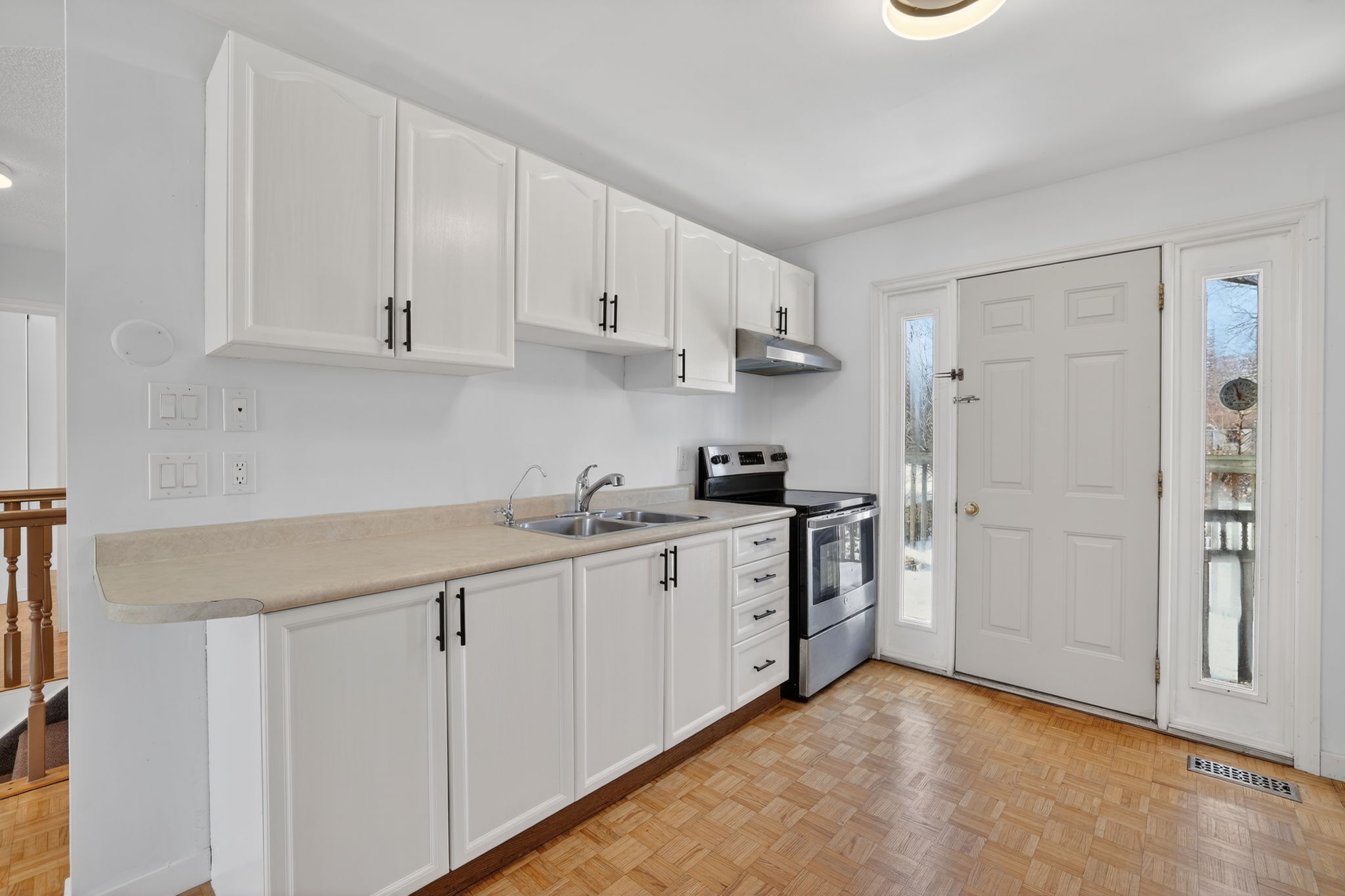 704 Brock Street S_114