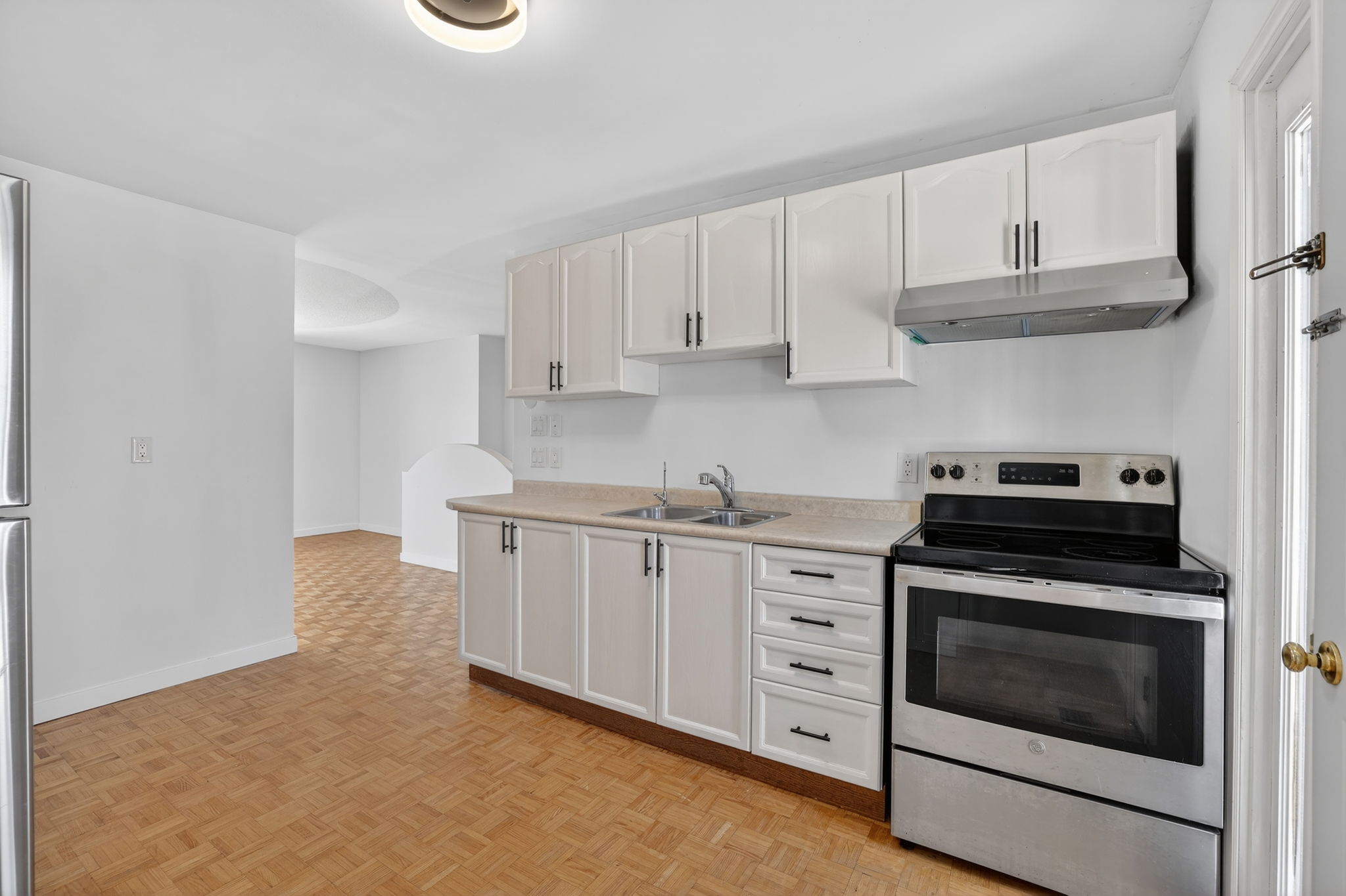 704 Brock Street S_115