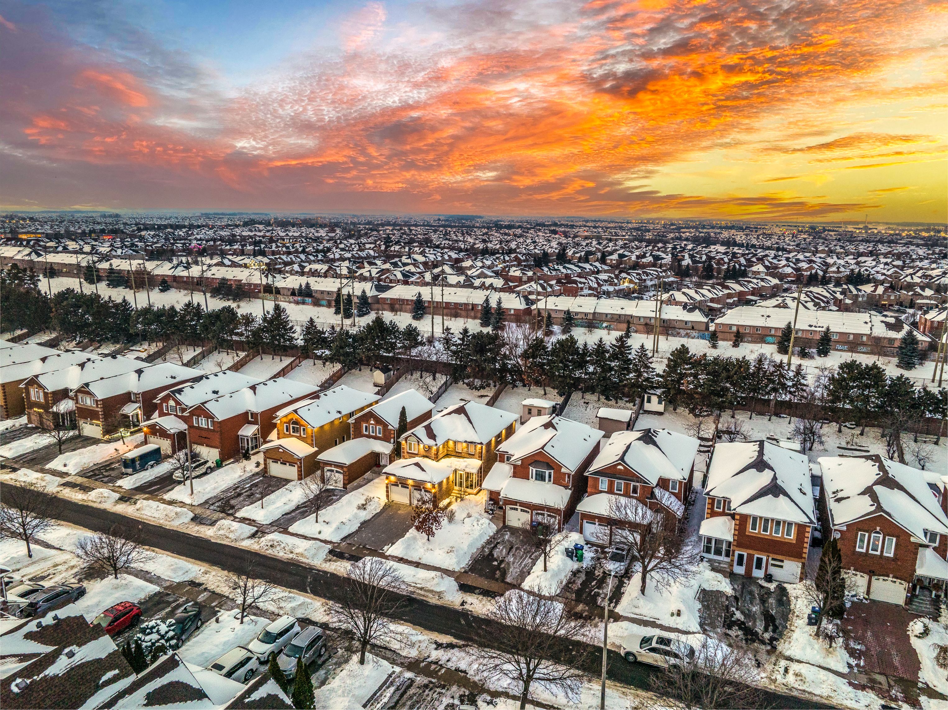 72 Ravenscliffe Crt, Brampton