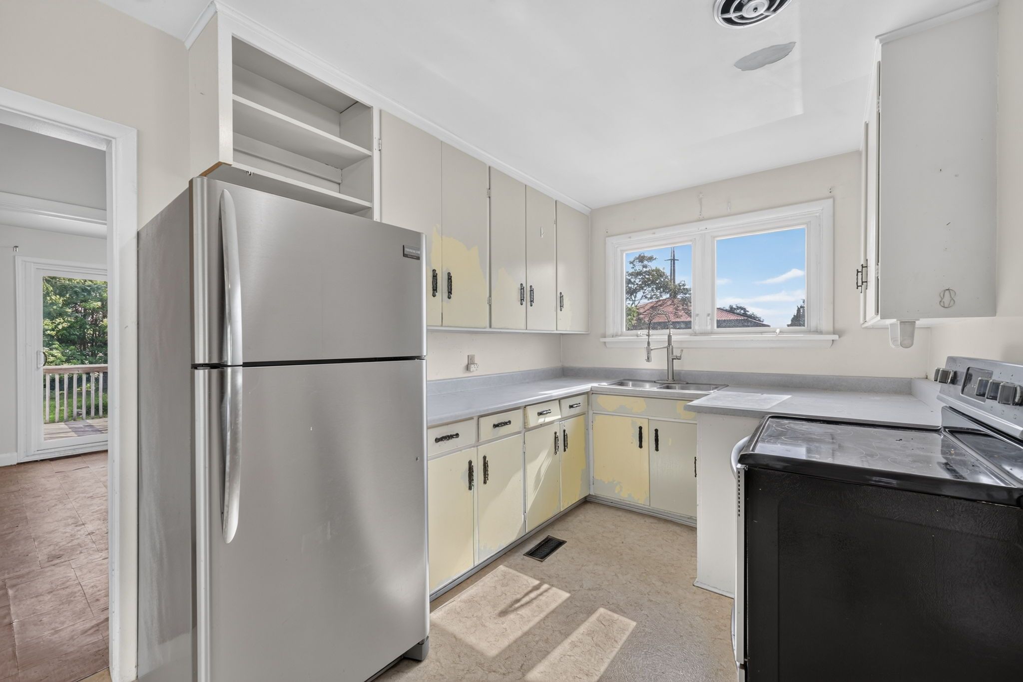 348 Grove St E_121