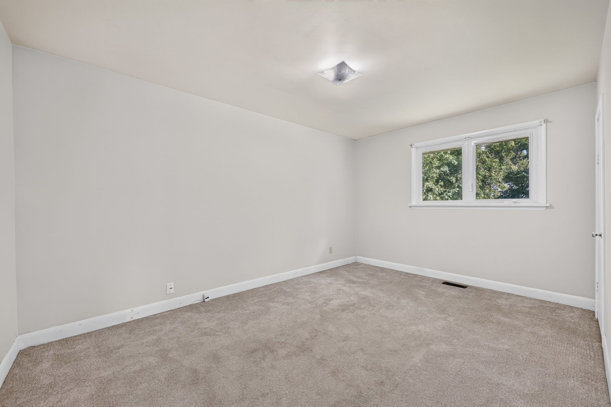 348 Grove St E_127