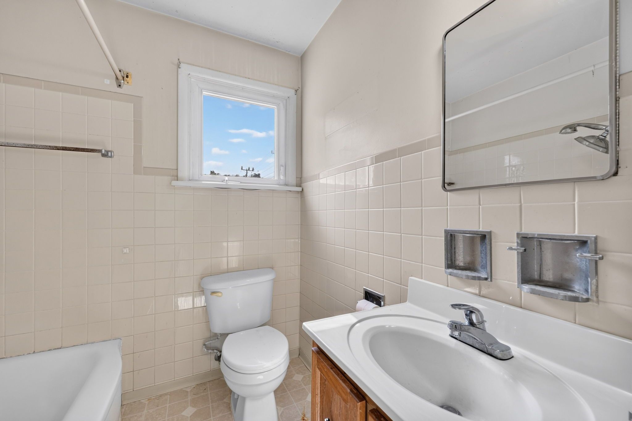 348 Grove St E_133
