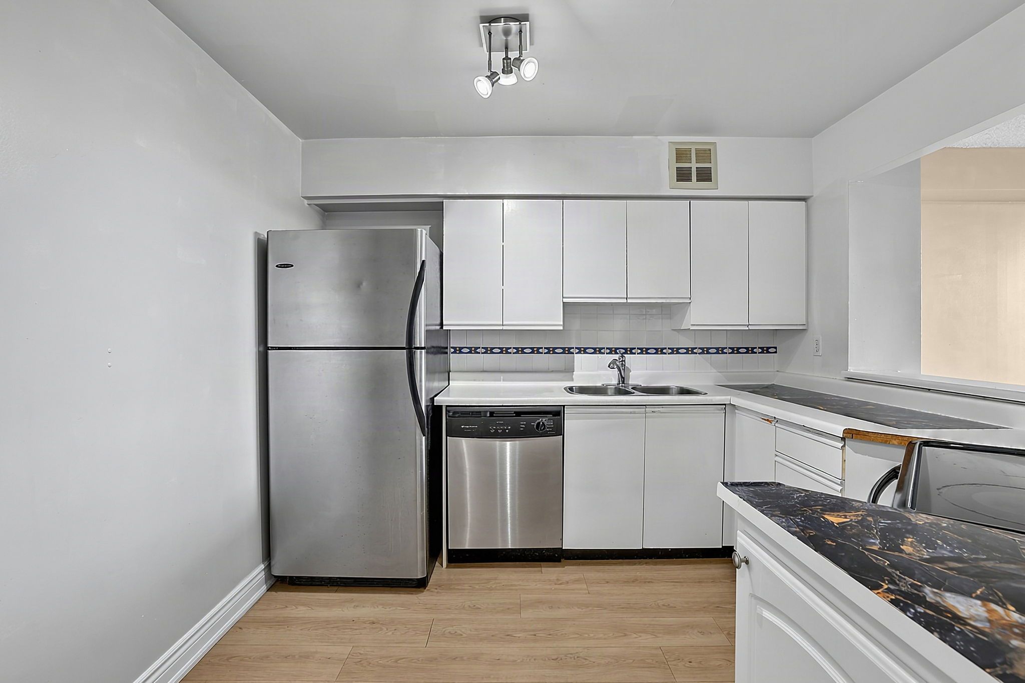 326 Major Mackenzie Drive E 705_125