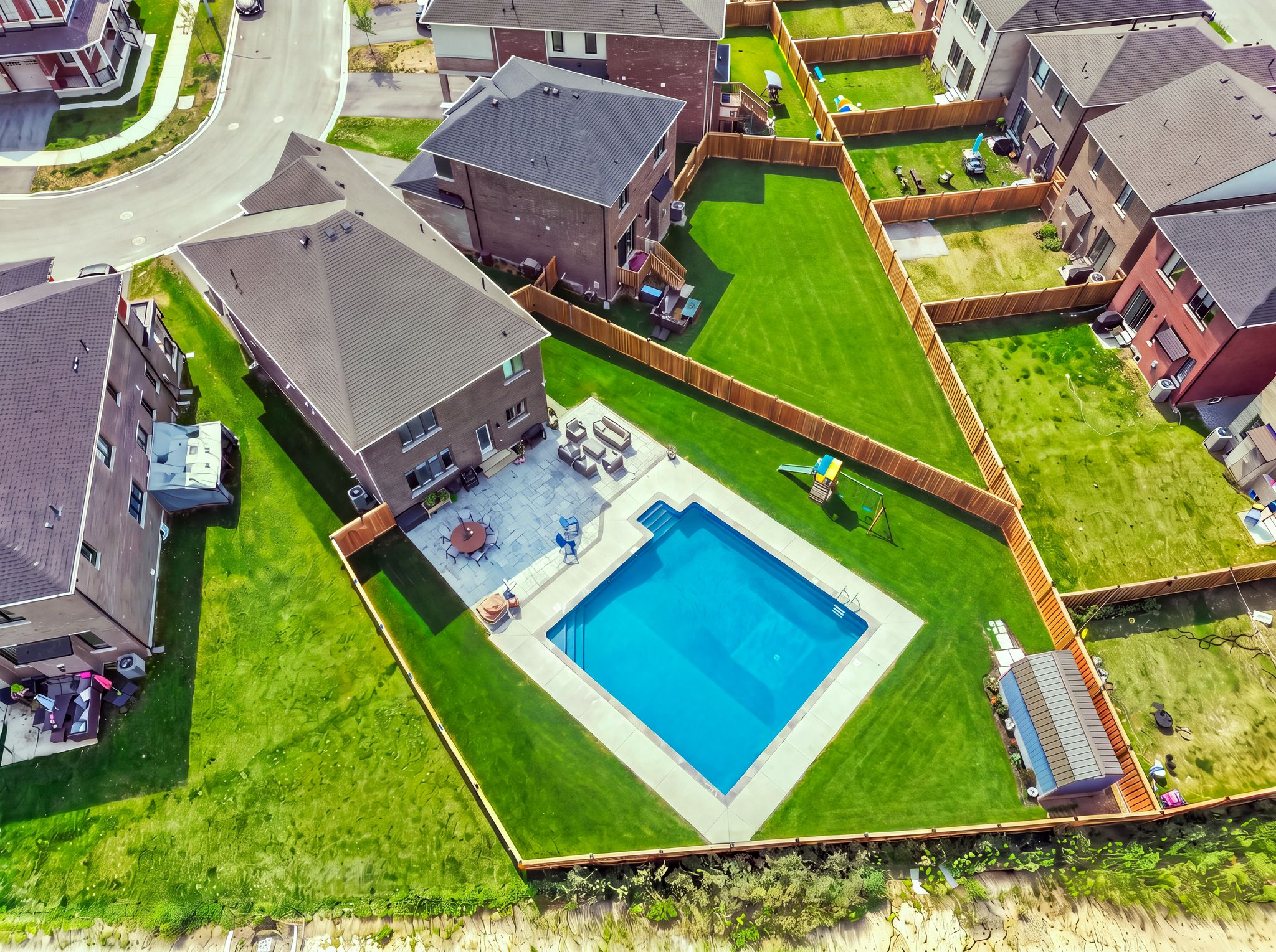web_DJI_20260810153834_0069_D_reedit_7df2e443_reedit_8ae3447a_grass_37120e40_reedit_d36ddeec