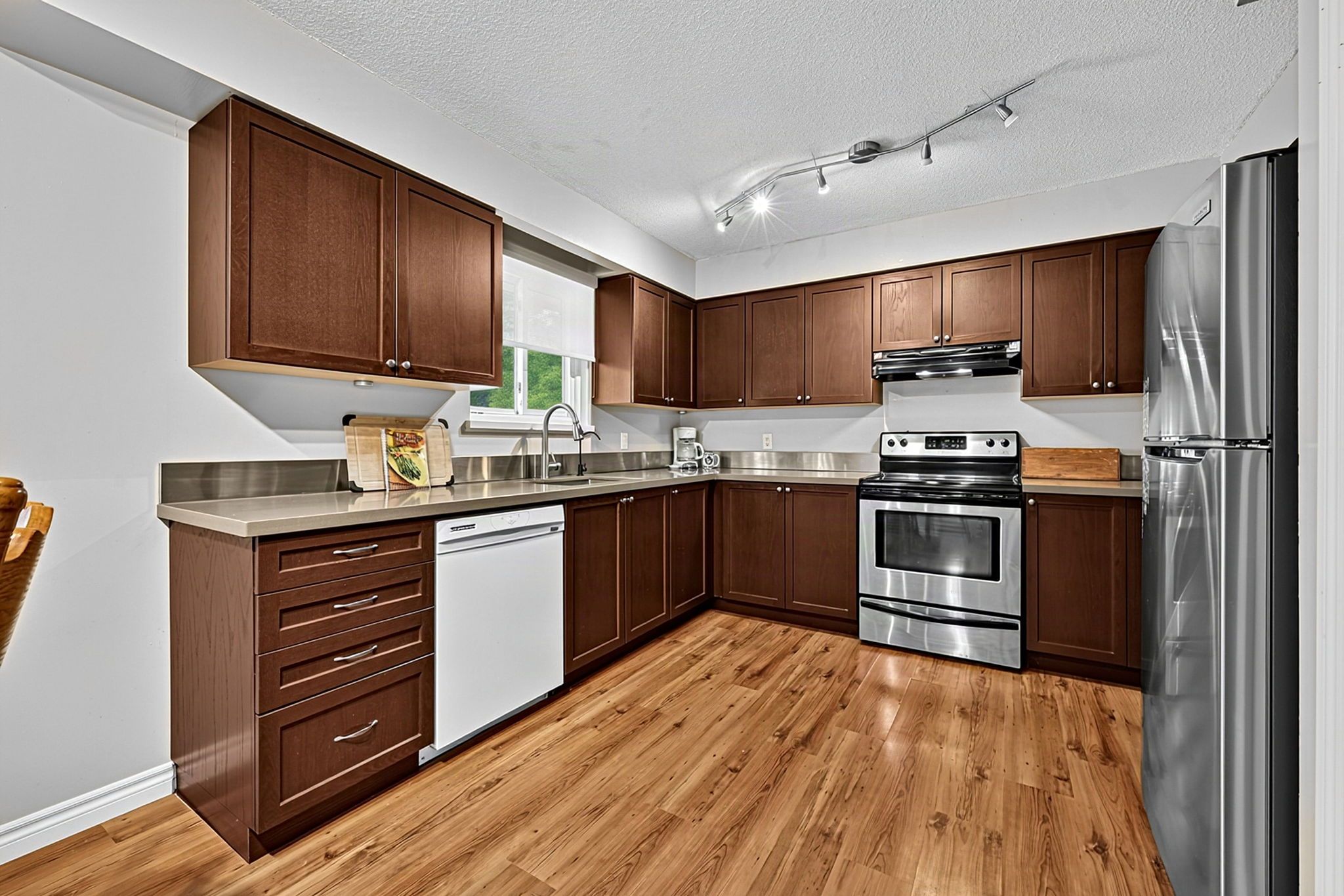 1475 River Road West_113