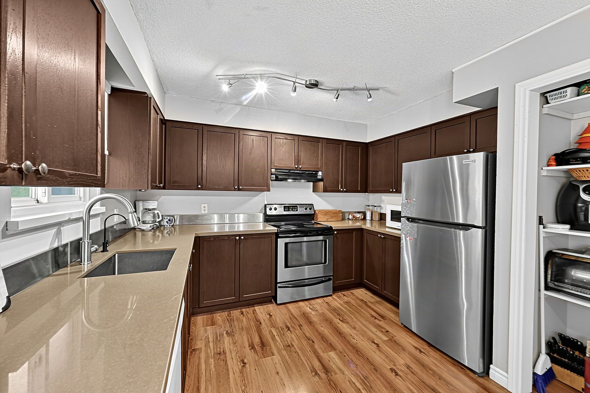 1475 River Road West_114