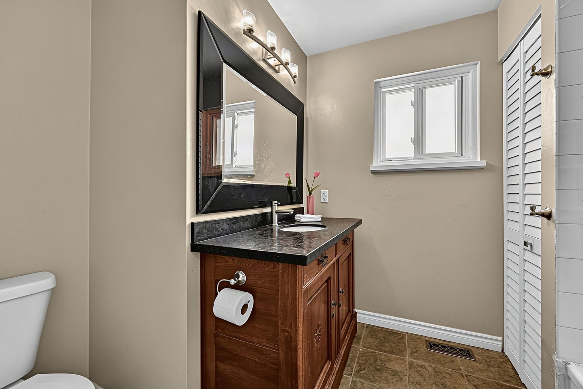 1475 River Road West_119