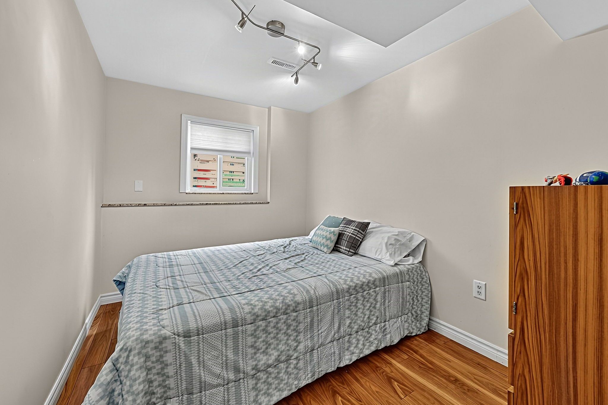 1475 River Road West_130