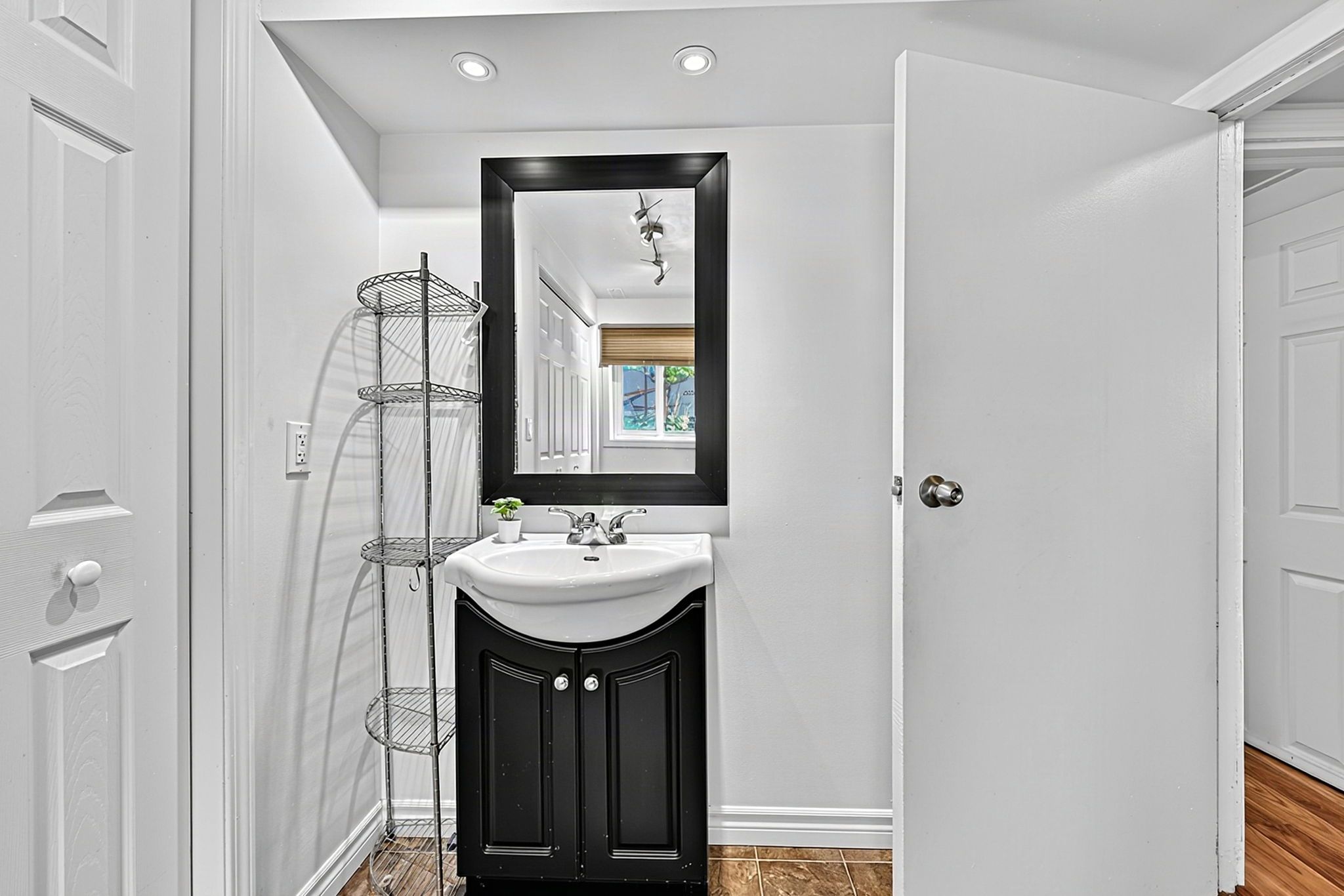 1475 River Road West_132