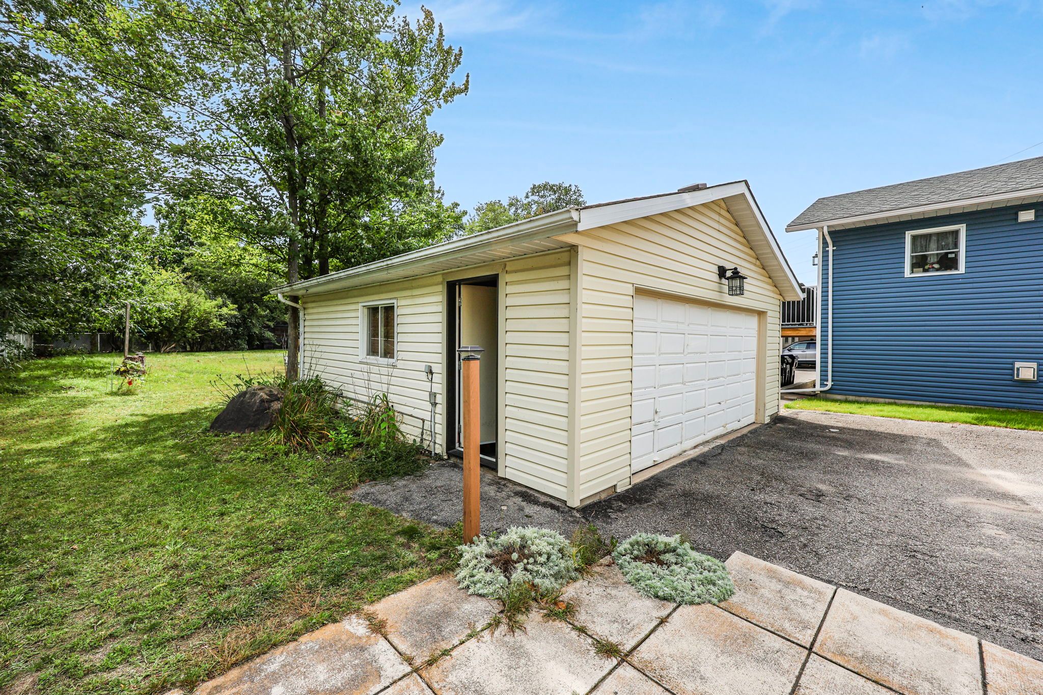 1475 River Road West_138