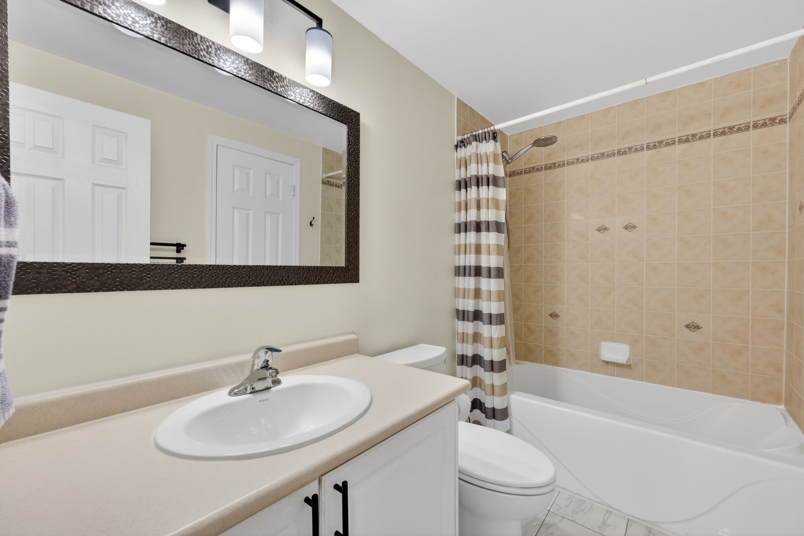 2057 Osbond Road_131